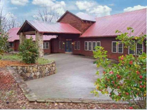 Laras Chateau at the Radio House, sleeps 30